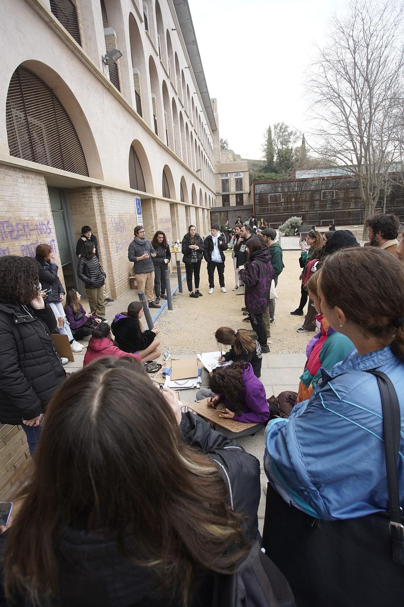 Els piquets per la vaga feminista bloquegen l'entrada al Campus del Barri Vell de la UdG