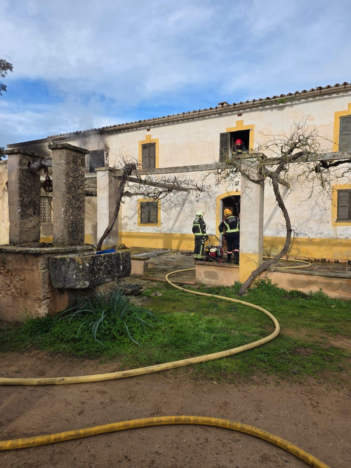 Una mujer ha resultado herida al saltar de un primer piso de una casa de campo incendiada en Llucmajor