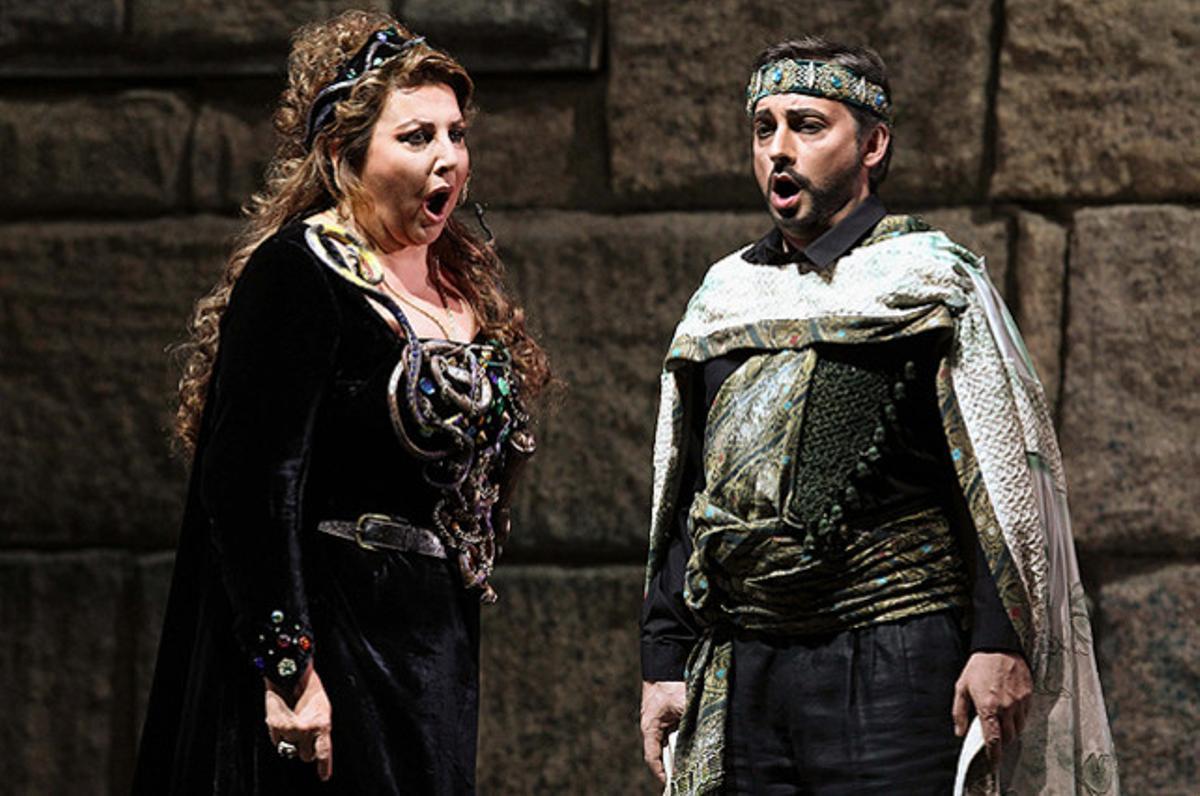 La soprano russa Maria Guleghina i el tenor espanyol Alejandro Roy, durant l’assaig general de l’òpera ’Nabucco’, de Giuseppe Verdi, que es representa a Bilbao.
