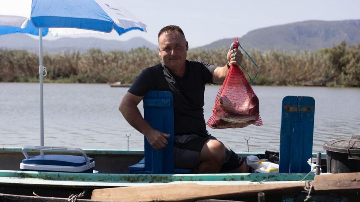 Un pescador, ayer, en l’Estany, durante el concurso. | JOAN GIMENO