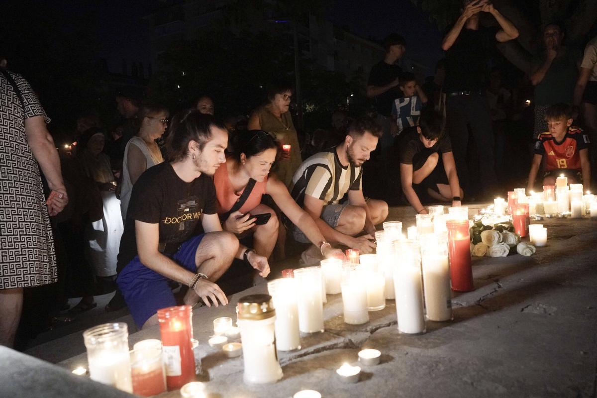 Més d'un miler de persones fan a Manresa una marxa silenciosa amb espelmes en record de Carles Vilajosana Més d'un miler de persones fan a Manresa una marxa silenciosa amb espelmes en record de Carles Vilajosana