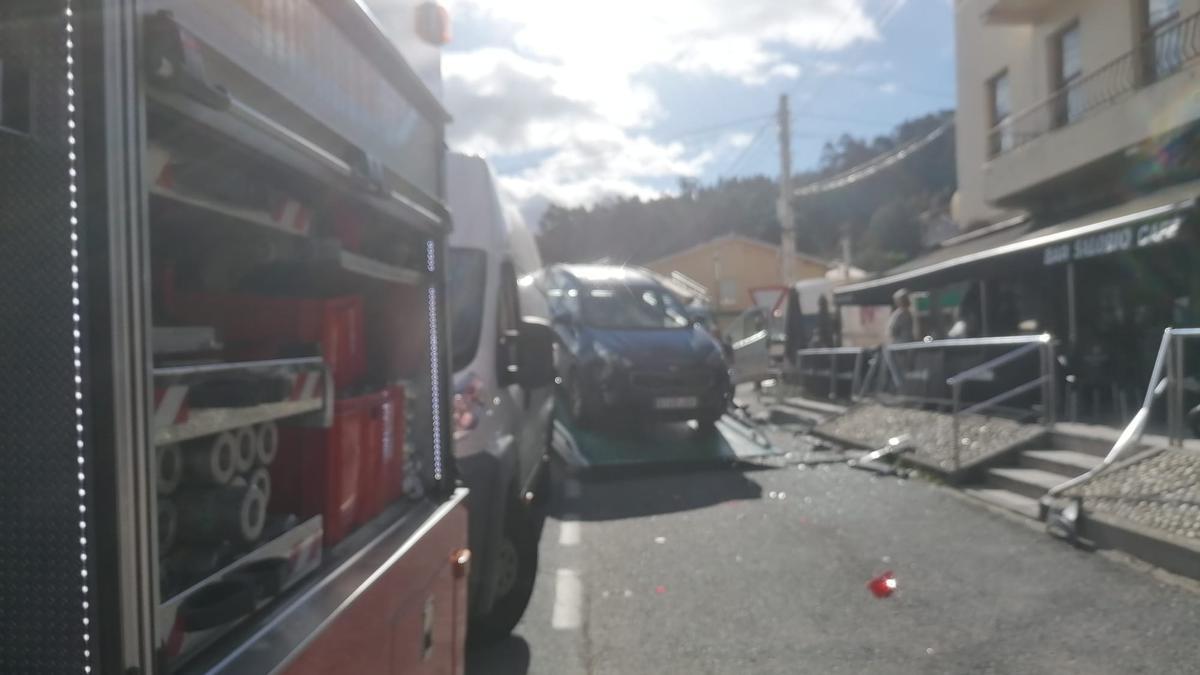 Las grúas retiran uno de los vehículos dañados en el aparatoso accidente ocurrido hoy en Gandarío.