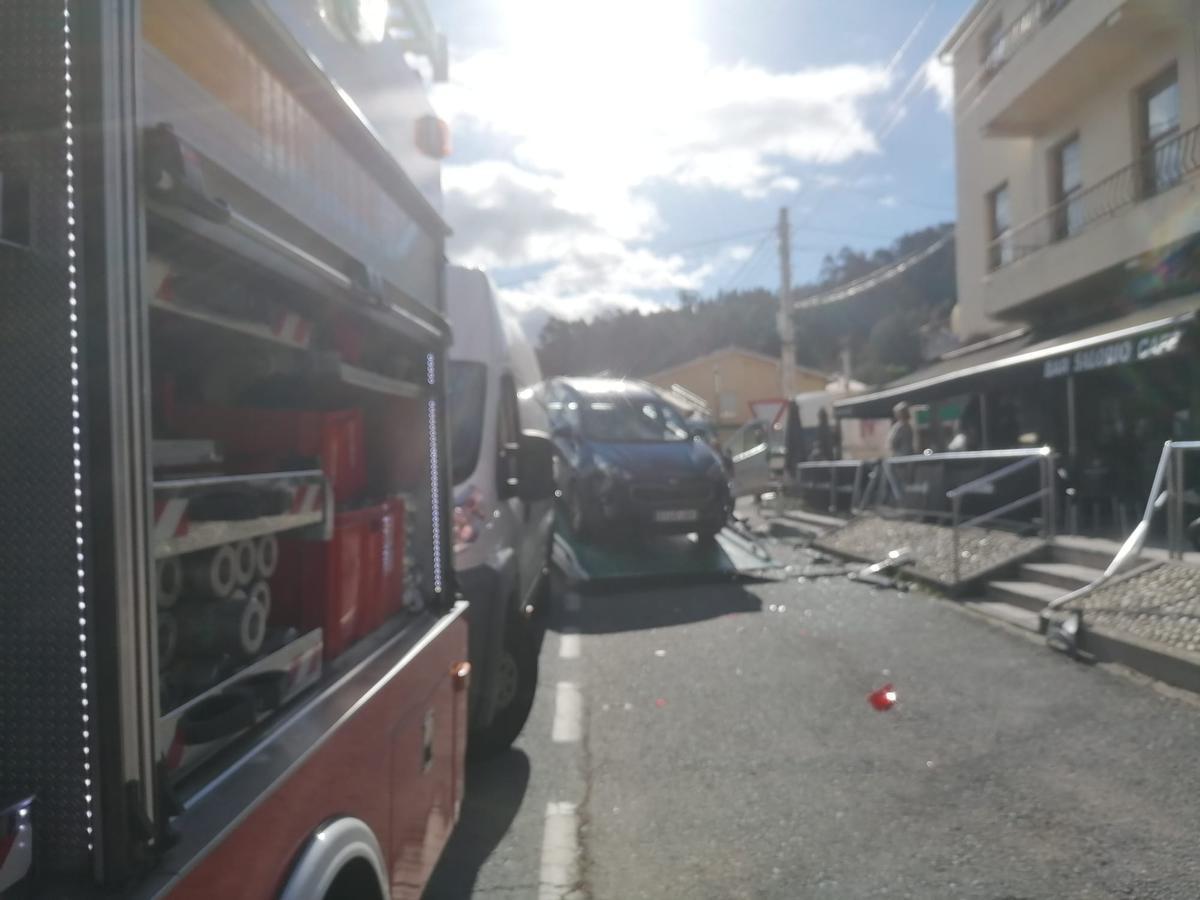 Las grúas retiran uno de los vehículos dañados en el aparatoso accidente ocurrido hoy en Gandarío.