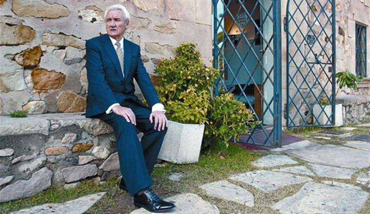 Luis del Olmo, al costat de la porta principal de la Masia del Barça, el setembre del 2010.