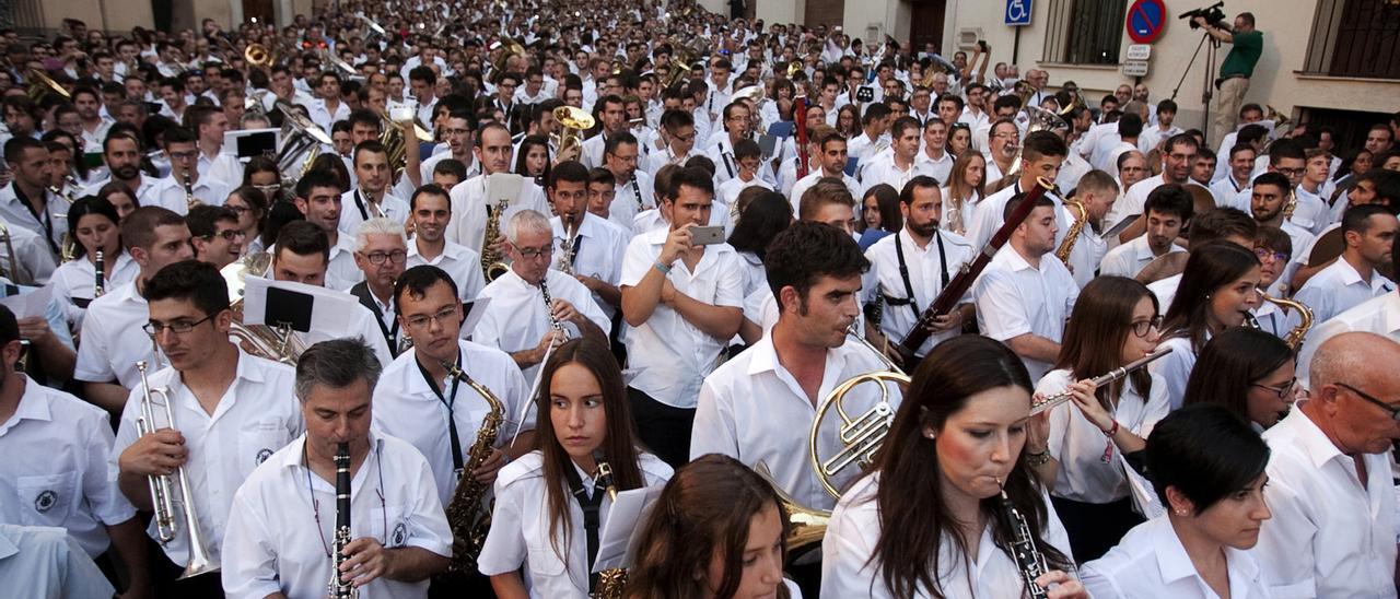 Histórica entrada de Bandes de música de las fiestas de moros i cristians de Ontinyent. el acto protagonizado por los músicos y celebrado en la Plaça major, con la interpretación dela marcha mora Chimo 19/08/2015