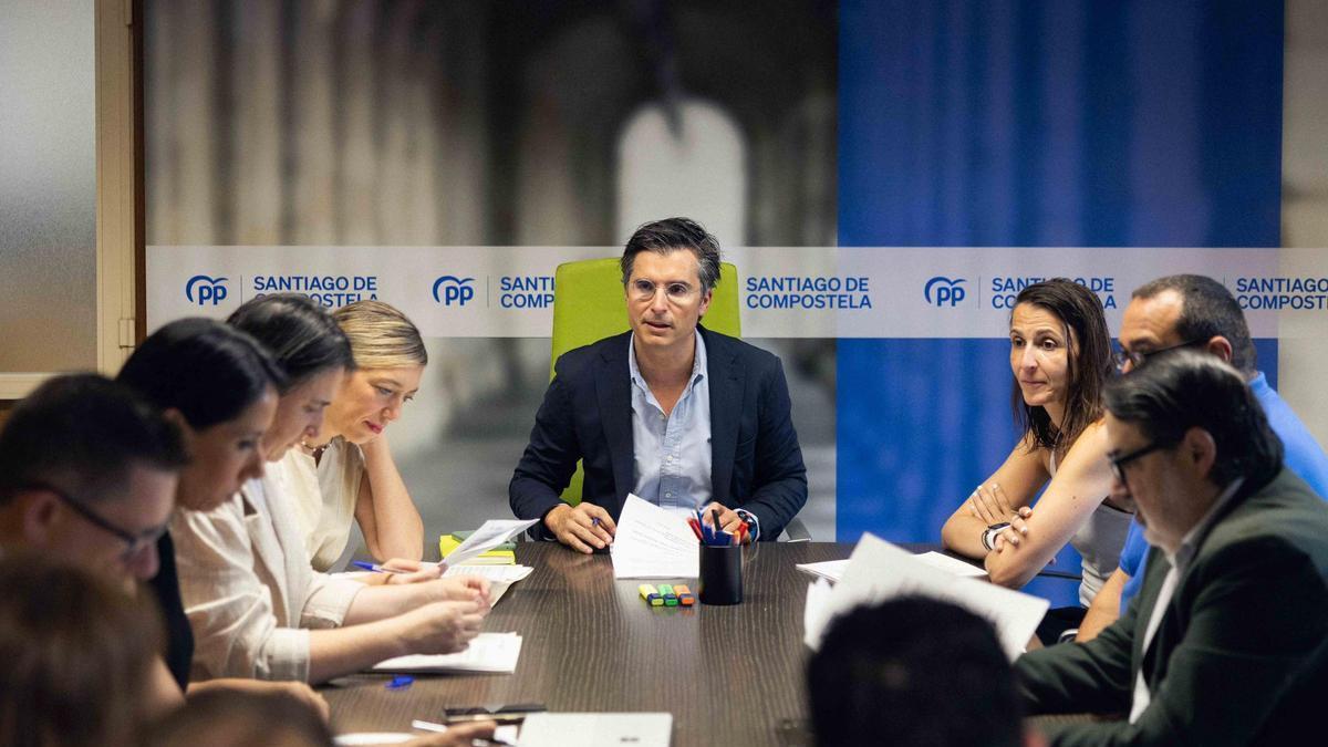 O líder do PP de Santiago, Borja Verea, xunto co seu equipo da Corporación local