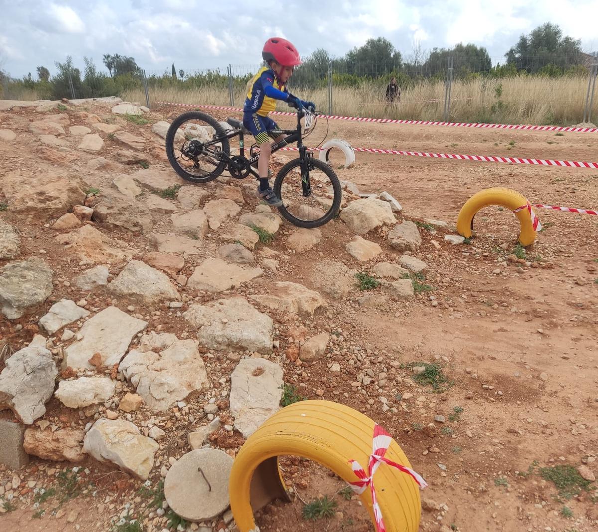Un ciclista de la Escola de BMX del CC Ontinyent durante una prueba.