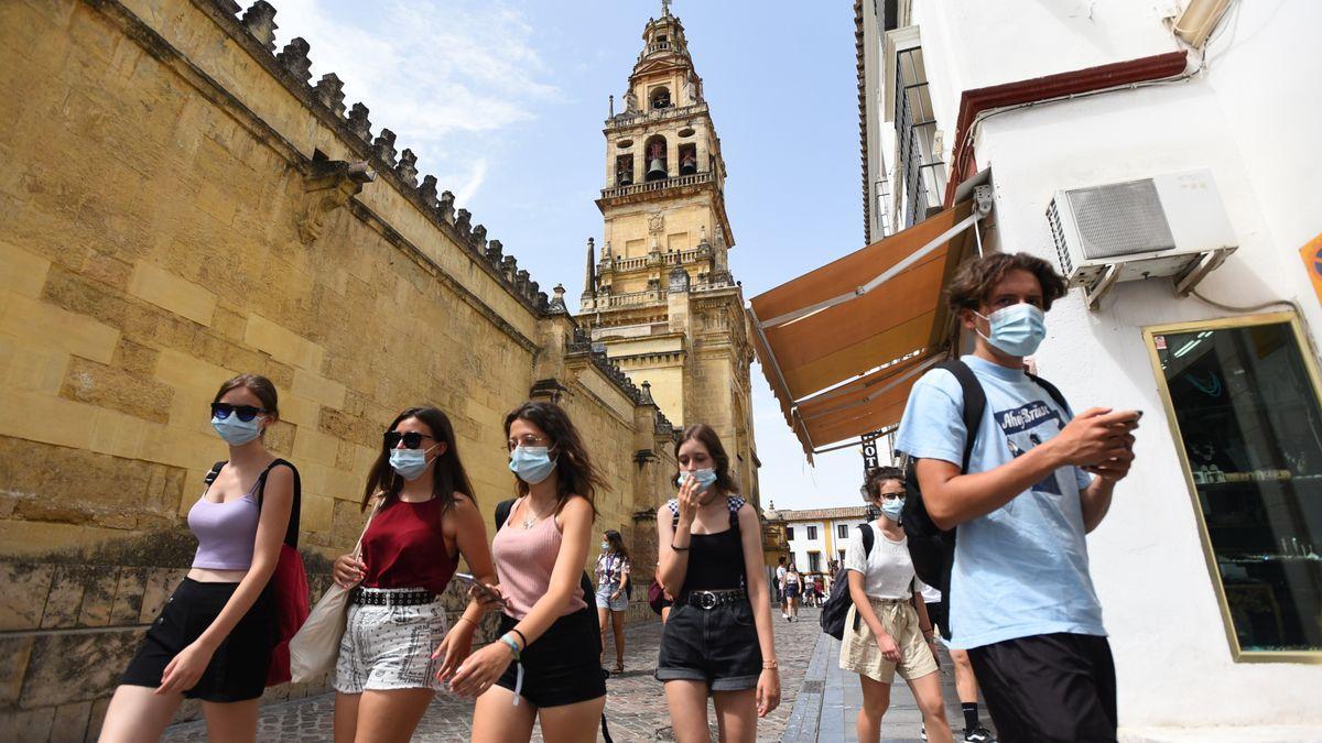 Jóvenes paseando junto a la Mezquita-Catedral.