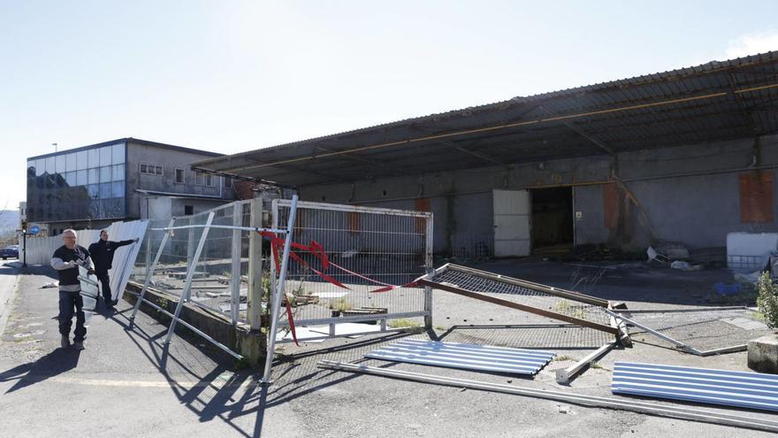 La antigua Vauste, ya vallada, se prepara para el derribo | ÁNGEL GONZÁLEZ