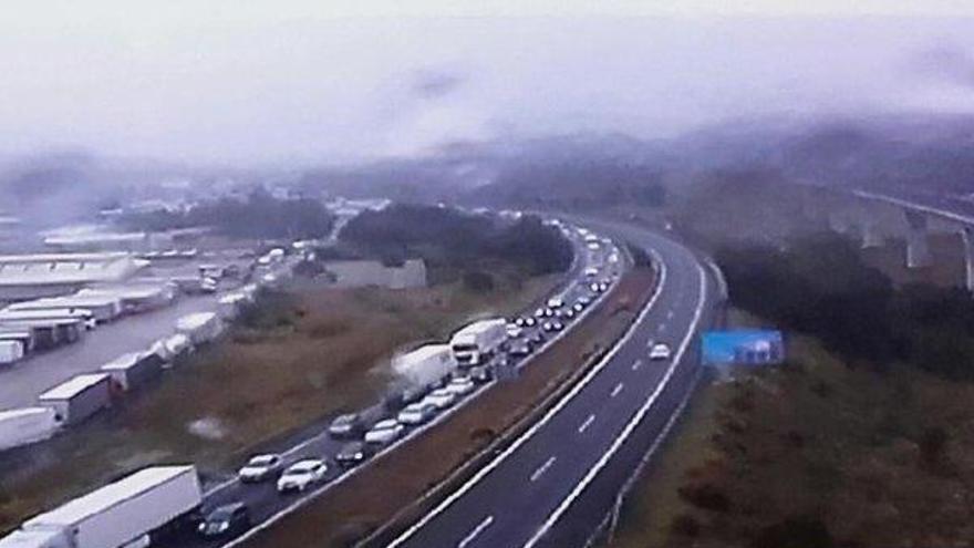 Trànsit alerta de la cua de vehicles quilomètrica a l&#039;AP-7 en sentit França