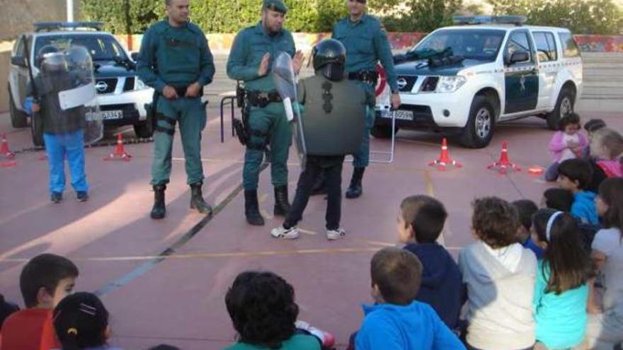 Un momento de la visita de los cuerpos de seguridad al colegio de Aigües.