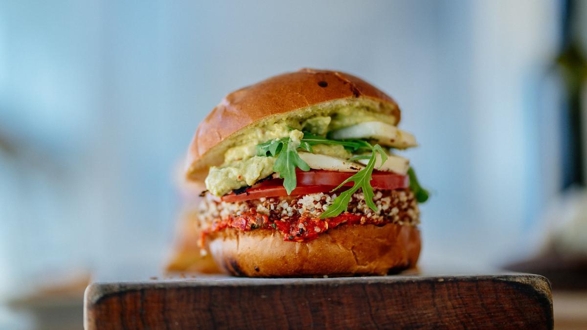 Hamburguesa de garbanzos la alternativa saludable a la carne tradicional