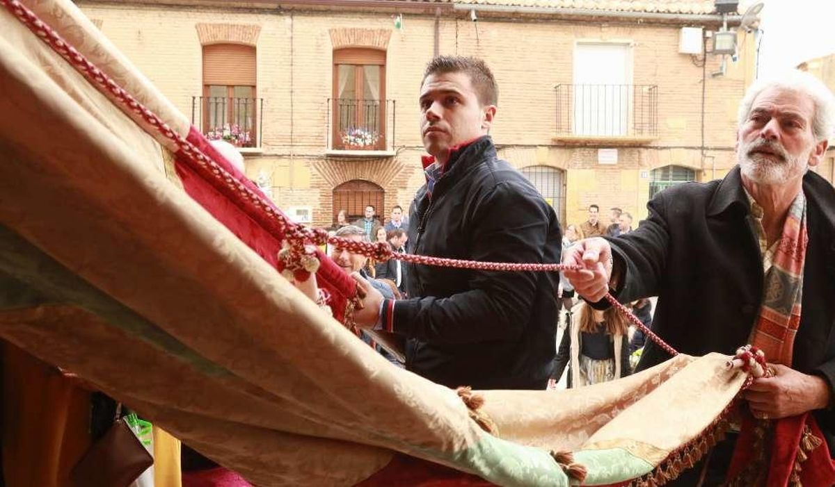 Villabuena del Puente eleva su pendón hacia el cielo