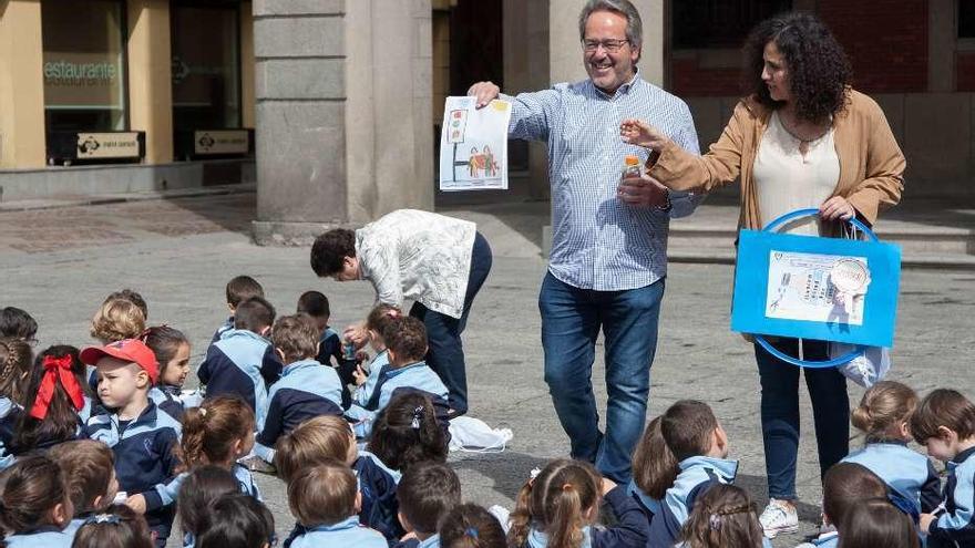 Francisco Guarido sostiene el proyecto del semáforo con un banco acoplado para descansar.