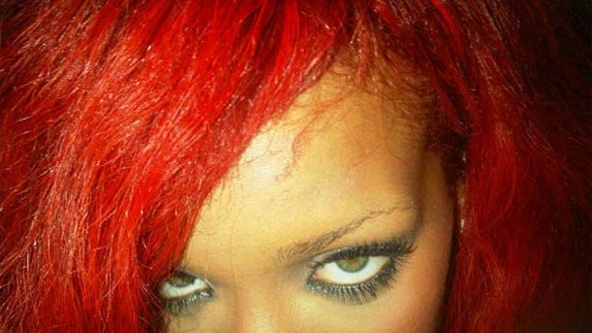 Rihanna se quema la frente alisándose el pelo