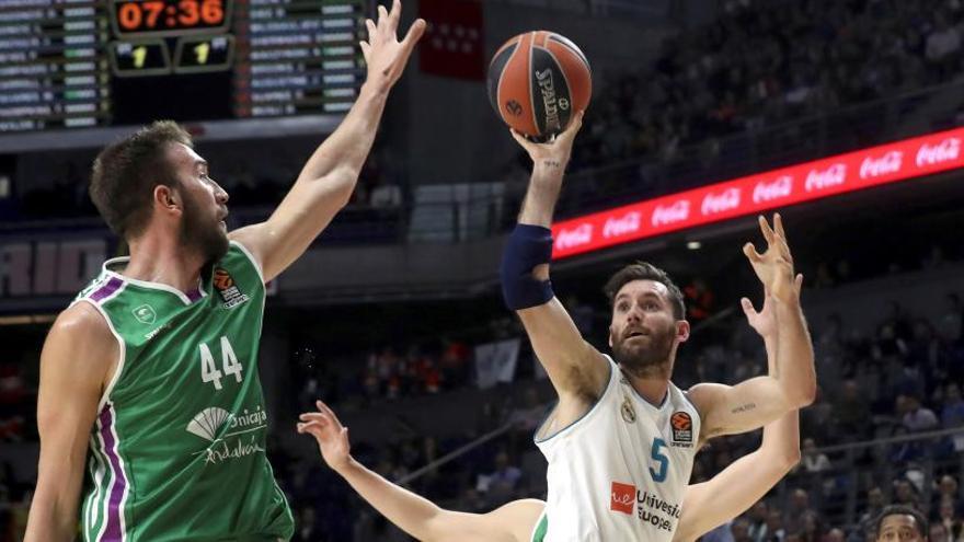 Rudy Fernández lanza ante el pívot del Unicaja Musli.