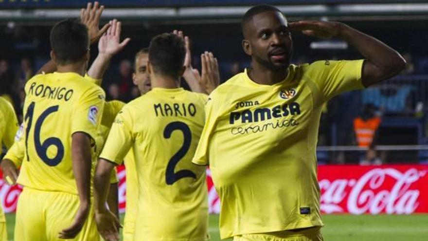 Bakambu celebra el gol que marcó ante el Sporting de Gijón.