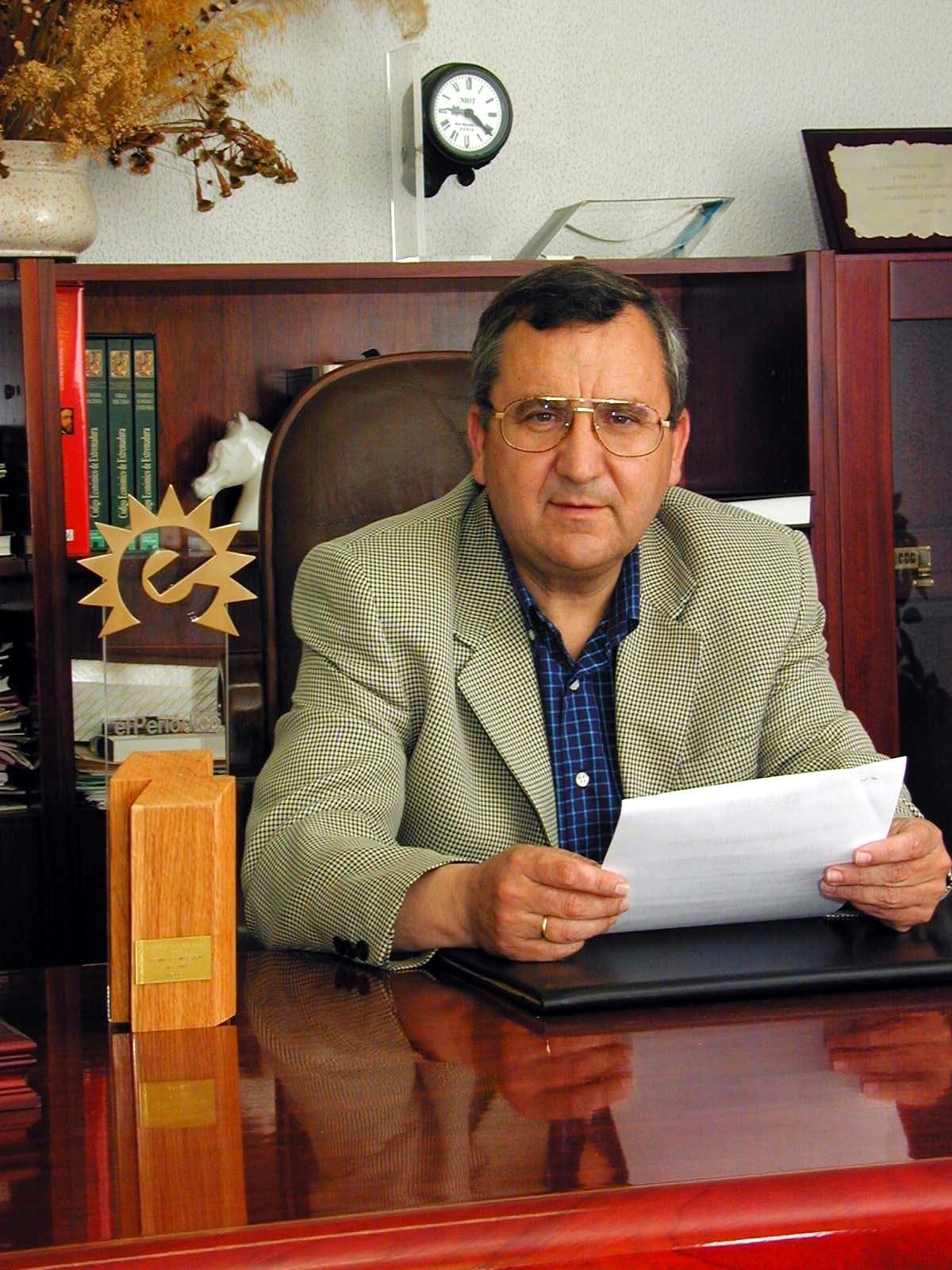Juan Carmona en el año 2000, luce en su despacho el galardón logrado un año antes.