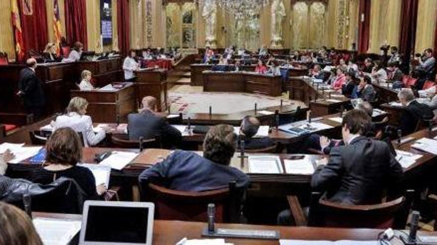 Los diputados del Parlament balear durante una sesión plenaria.