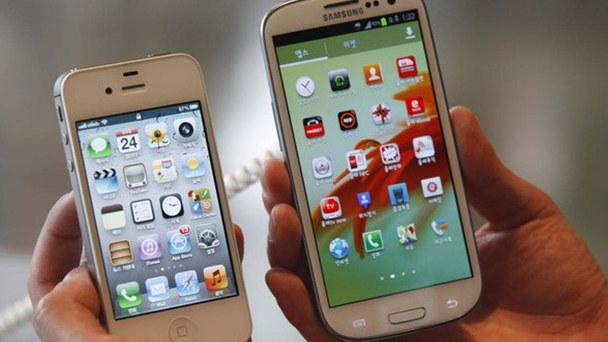 Un Apple iPhone 4Ss y un Samsung Galaxy S III.