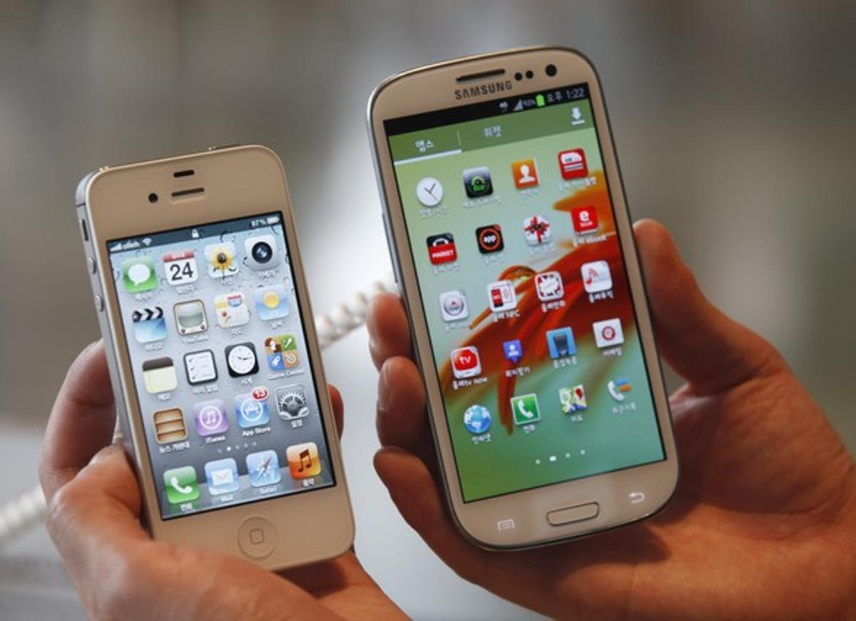 Un Apple iPhone 4Ss i un Samsung Galaxy S III. Un Apple iPhone 4Ss i un Samsung Galaxy S III.