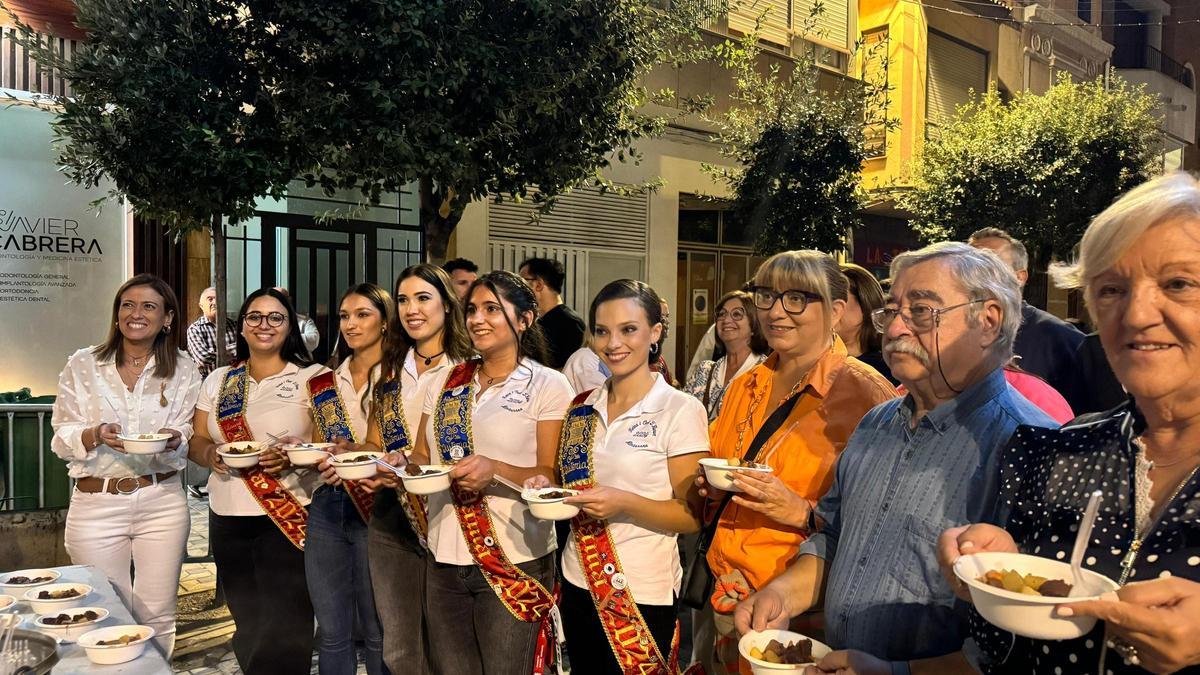 El 'tombet de bou' concentró a muchos vecinos en la recta final de las fiestas.