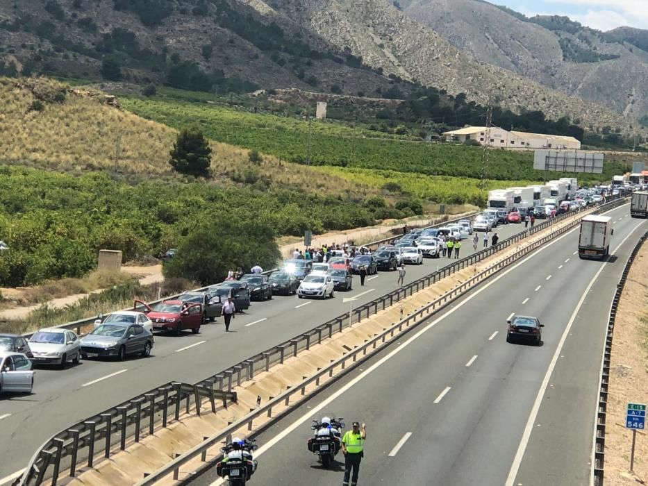 El vuelco de un camión obliga a cortar la A-7 en Orihuela