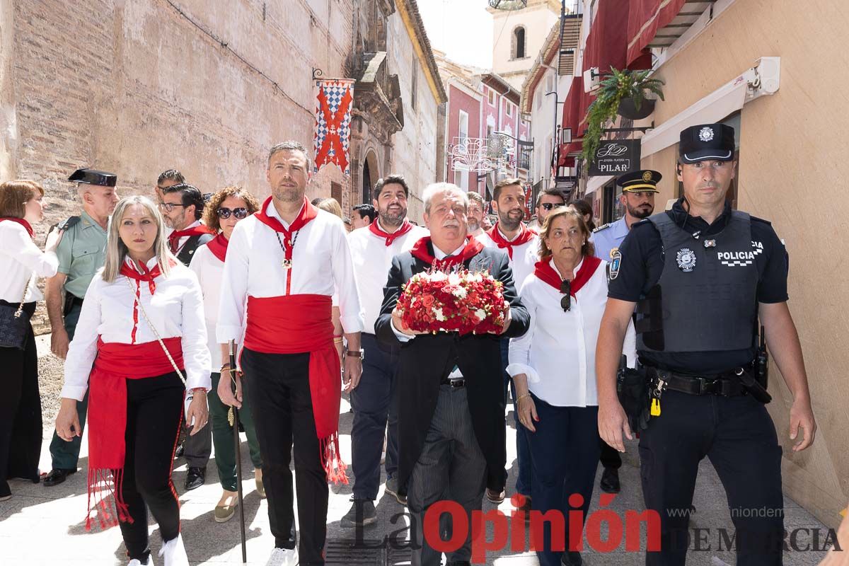 Bandeja de flores y ritual de la bendición del vino en las Fiestas de Caravaca