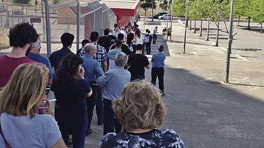 Largas colas en Son Moix para retirar las entradas para el primer partido de play-off.