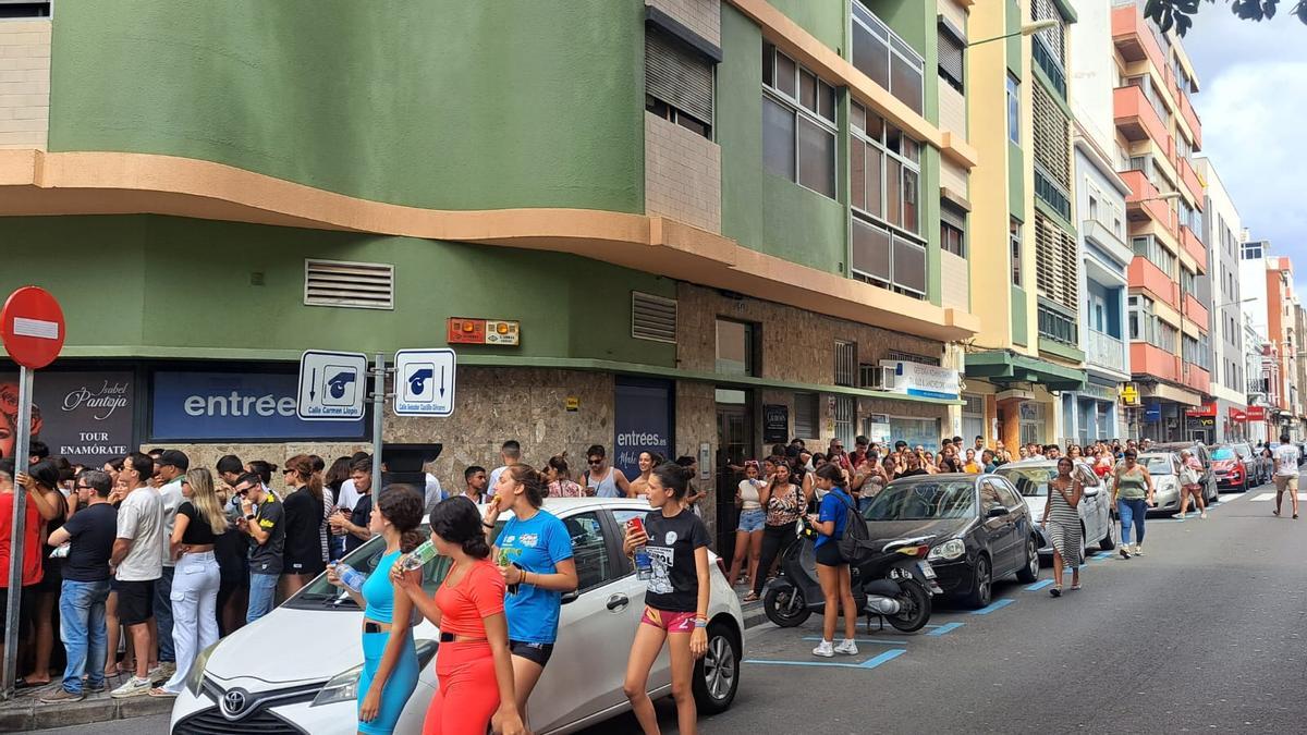 Cola en Las Palmas de Gran Canaria para conseguir las entradas para el concierto de Quevedo