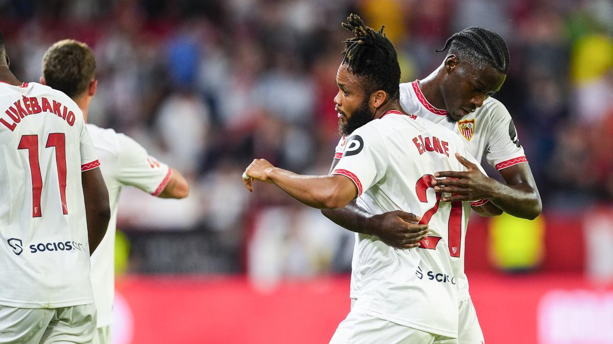 Chidera Ejuke del Sevilla FC celebra un gol durante el partido de fútbol de la liga española, La Liga EA Sports, jugado entre el Sevilla FC y el Real Valladolid en el estadio Ramón Sánchez-Pizjuán el 24 de septiembre de 2024, en Sevilla, España.