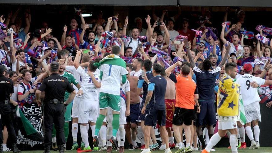 Los jugadores del Extremadura celebran el ascenso tras el 0-0 en el Cartagonova. En la ida habían ganado 1-0.