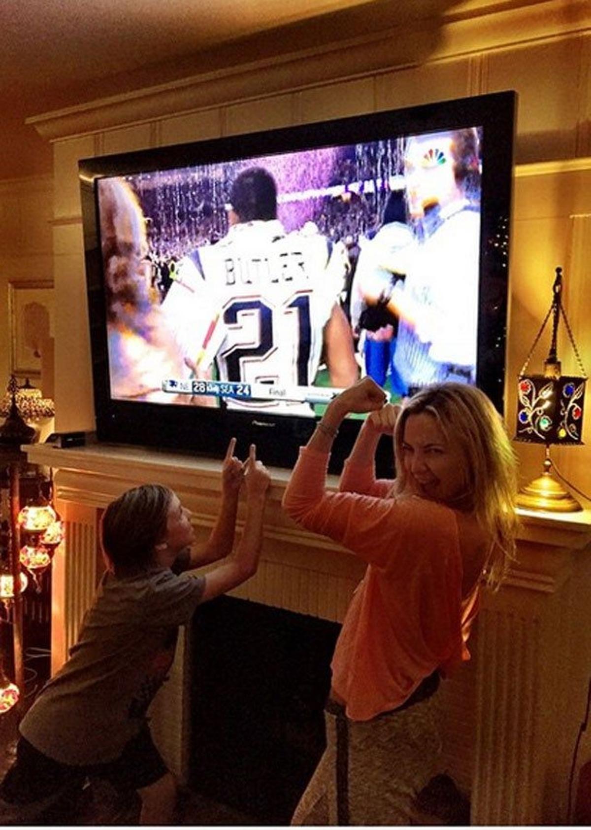 Kate Hudson junto a su hijo, Ryder, celebran la victoria de los New England Patriots en la Super Bowl 2015