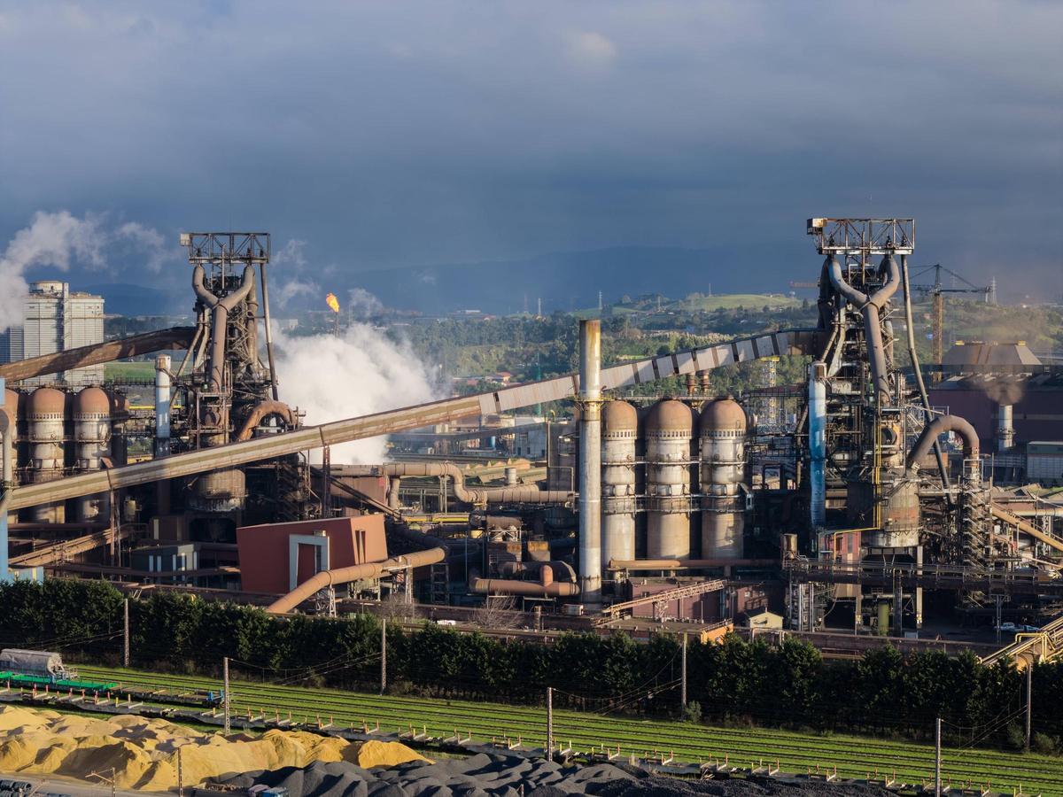 Vista de los hornos altos de ArcelorMittal en Veriña.