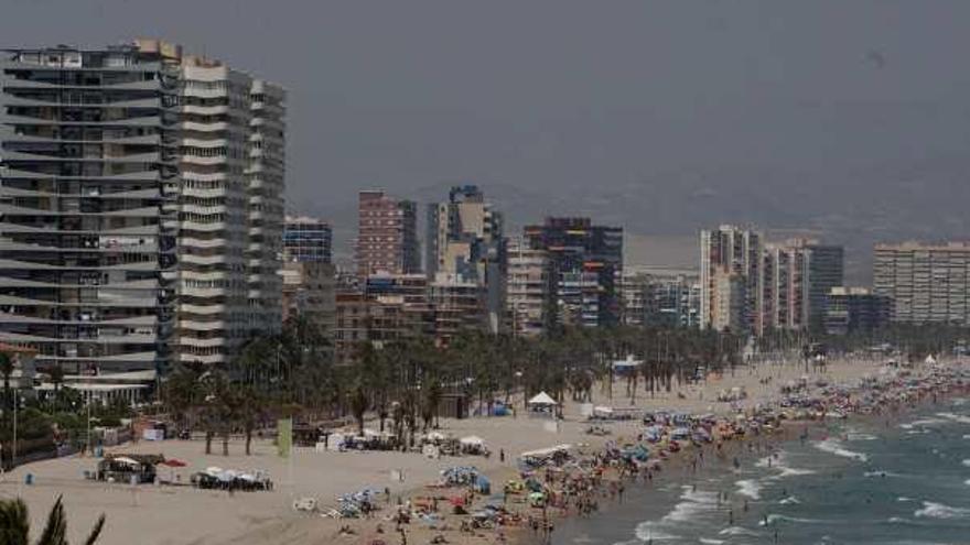 Bloques de apartamentos en la Playa de San Juan de Alicante.