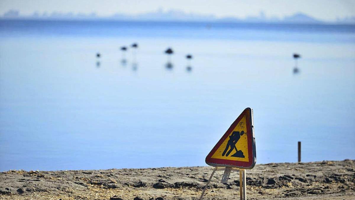 Una señal de advertencia por obras, en la playa de Los Urrutias de Cartagena.