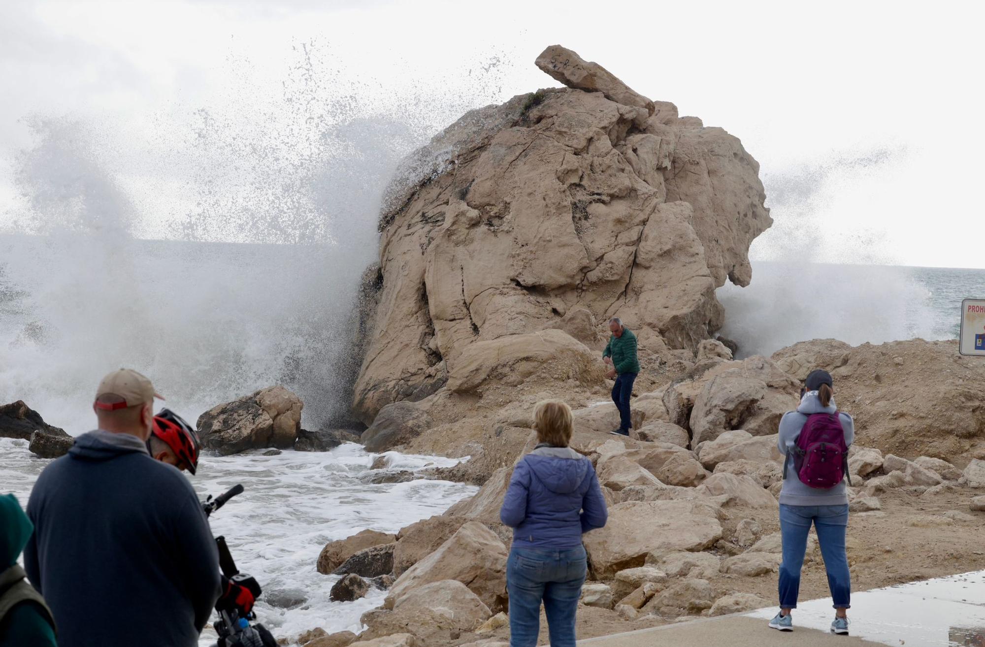 El temporal de Isaack golpea la playa del Postiguet y la Albufereta