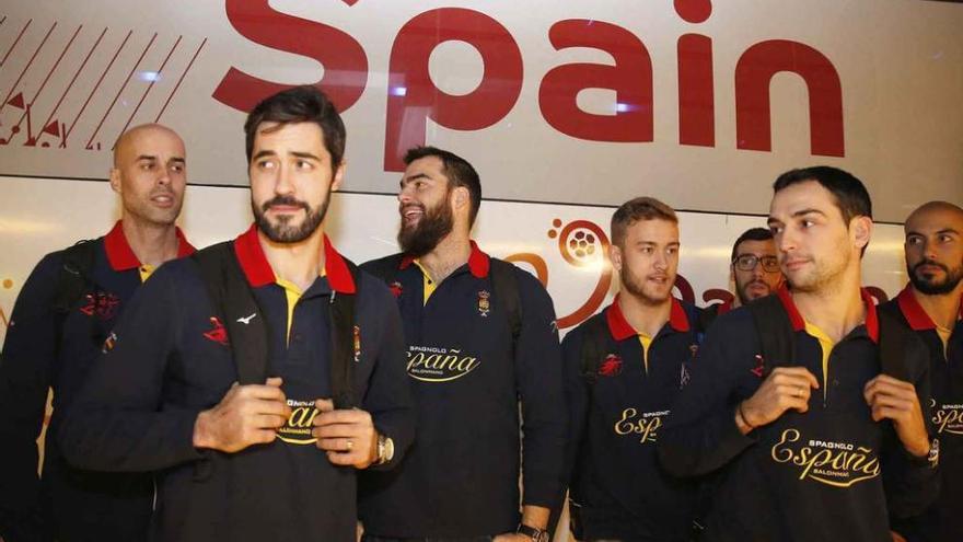 Varios jugadores españoles bajan del autobús en Doha, con el asturiano Raúl Entrerríos segundo por la izquierda