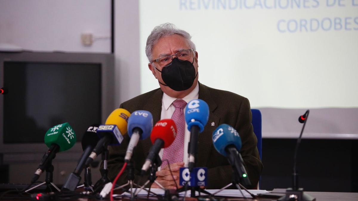 Enrique Castillo presenta el Decálogo de reivindicaciones del Colegio de Enfermería.