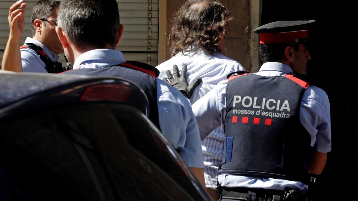 Los Mossos trasladan a un preso, en una foto de archivo.