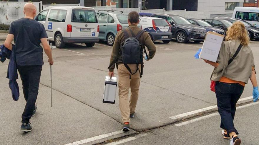 Tres policías abandonan el hospital de Riaño tras recabar pruebas. | M. Á. G.