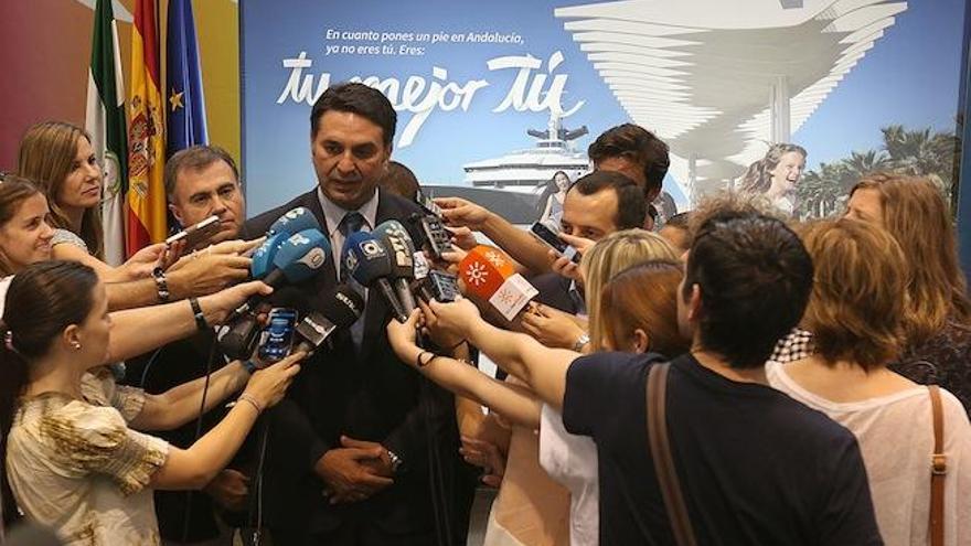 El consejero, durante su primera intervención en la sede central de Turismo Andaluz, ubicada en Málaga.