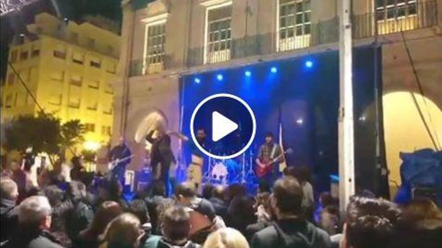 Polémica bajada de pantalones en la plaza Mayor