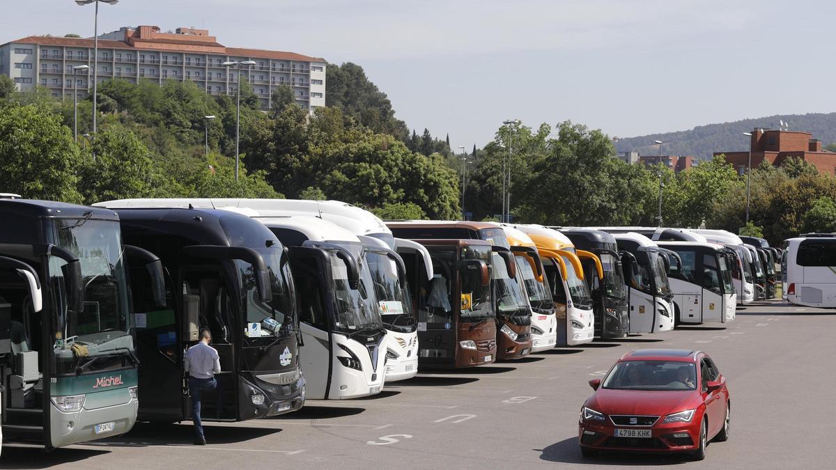 Autobusos aturats a l&#039;aparcament del pavelló de Fontajau.