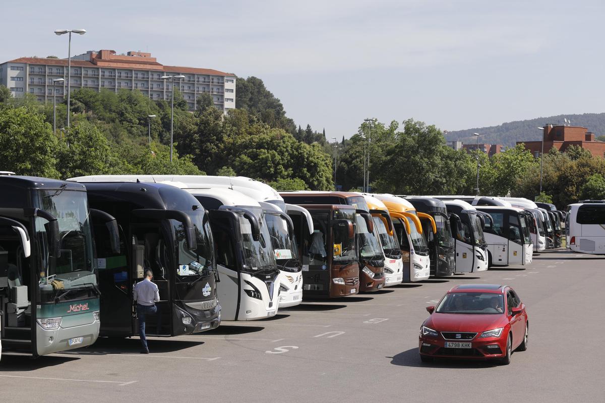 Autobusos aturats a l'aparcament del pavelló de Fontajau.