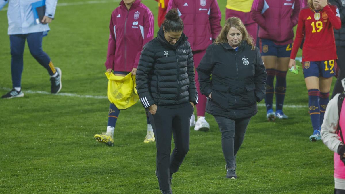 Montse Tomé, cabizbaja tras la derrota