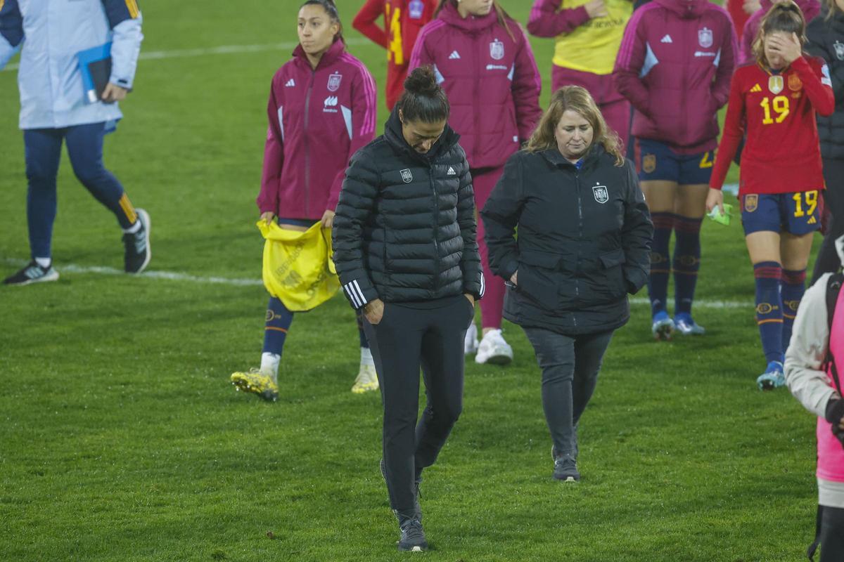 Montse Tomé, cabizbaja tras la derrota