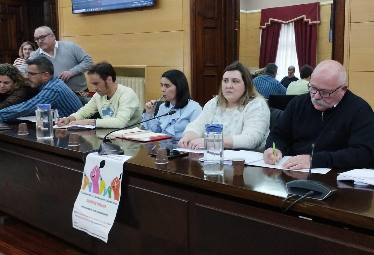 Por la derecha, José Luis García, Pamela Álvarez y Melania Montes, ediles socialistas que pasaron a no adscritos. | M.Á. G.