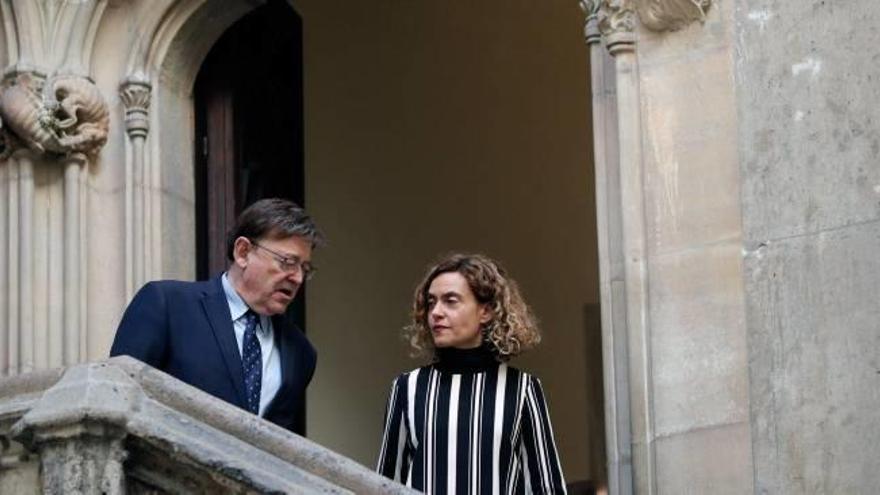 Ximo Puig y la ministra Batet entran en el patio gótico del Palau al finalizar la reunión.