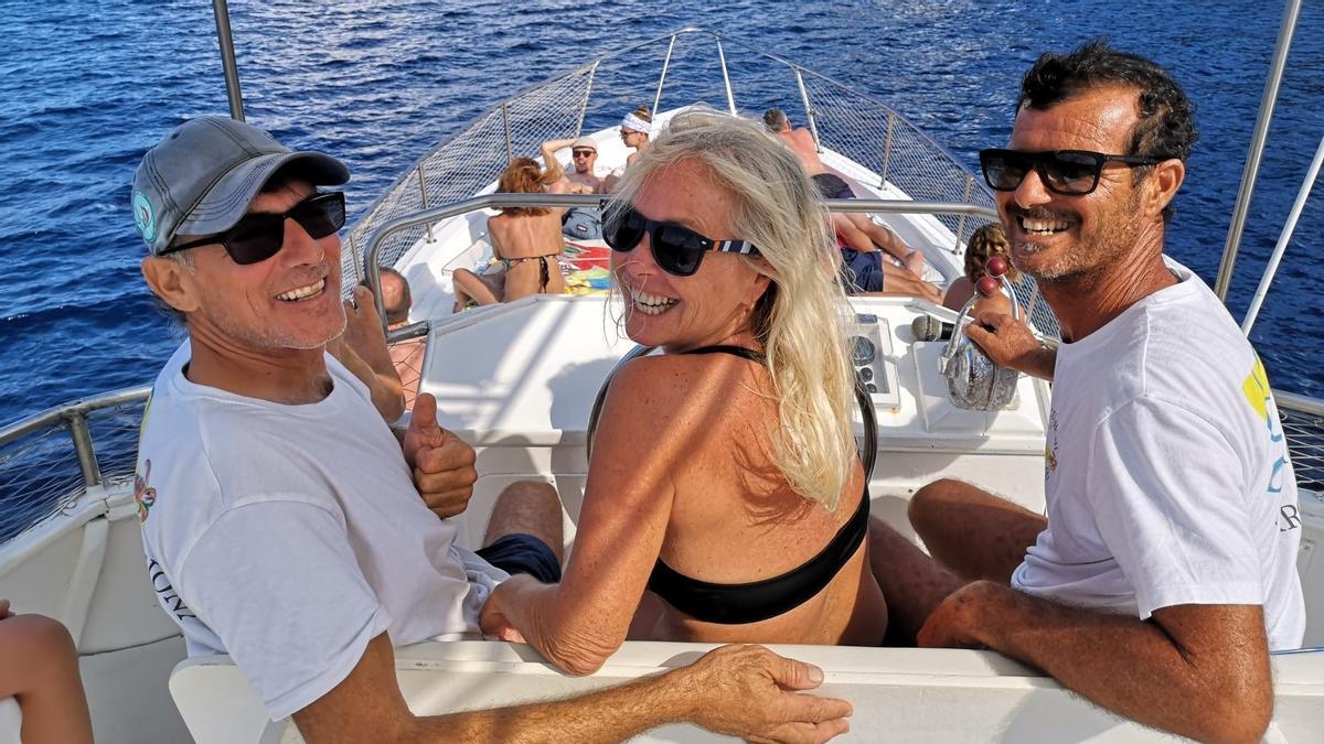 Lampedusa, la pequeña isla de los refugiados, ha desplazado a Formentera en la preferencia de los italianos que buscan autenticidad en sus vacaciones.  La plataforma rocosa del extremo sur de Italia está doblemente saturada.Turistas italianos y migrantes africanos confluyen en LampedusaXavier Gual - Parma